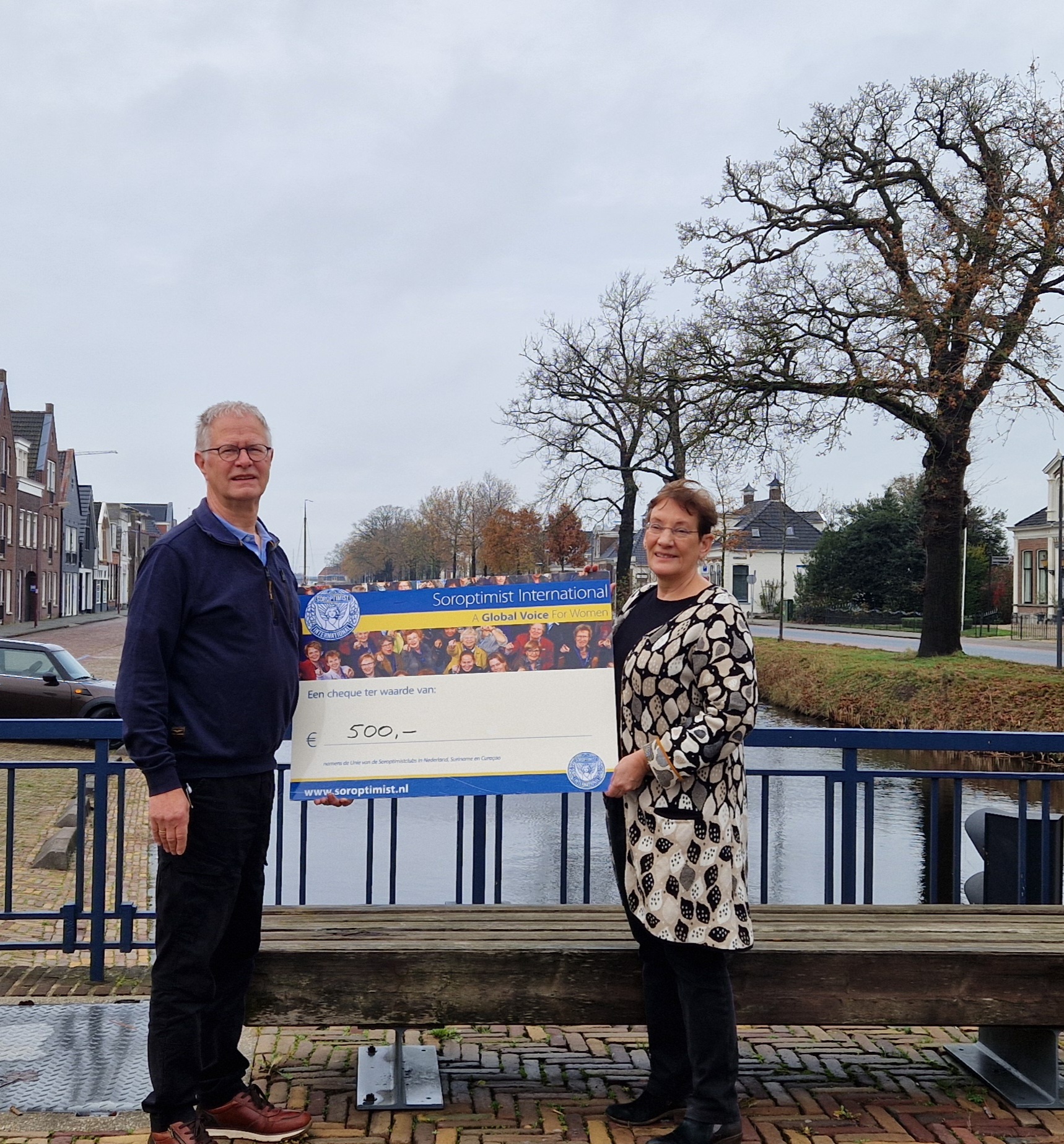 Anne Feenstra namens De Skulp Friesland (links)  en Addy Smits (Soroptimisten Friesland Zuid)